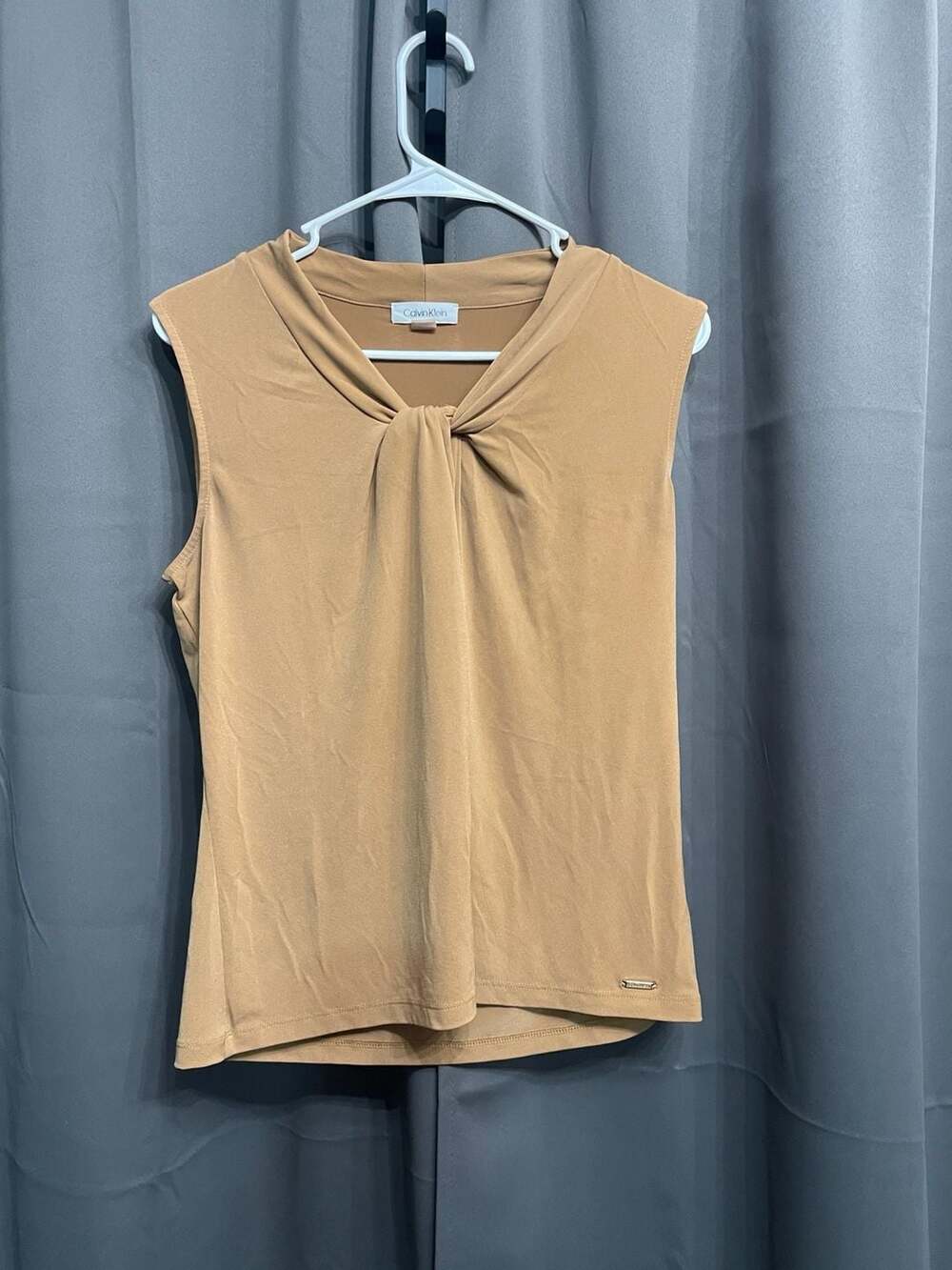 Calvin Klein sleeveless top in tan/camel.
V-neckline S